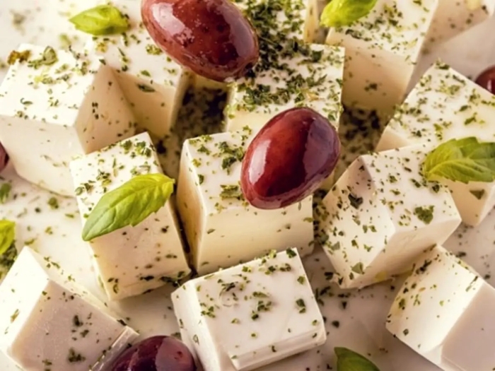 خوردن پنیر با این 16 ماده غذایی ممنوع!