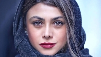 آزاده صمدی در یک گالری هنری
