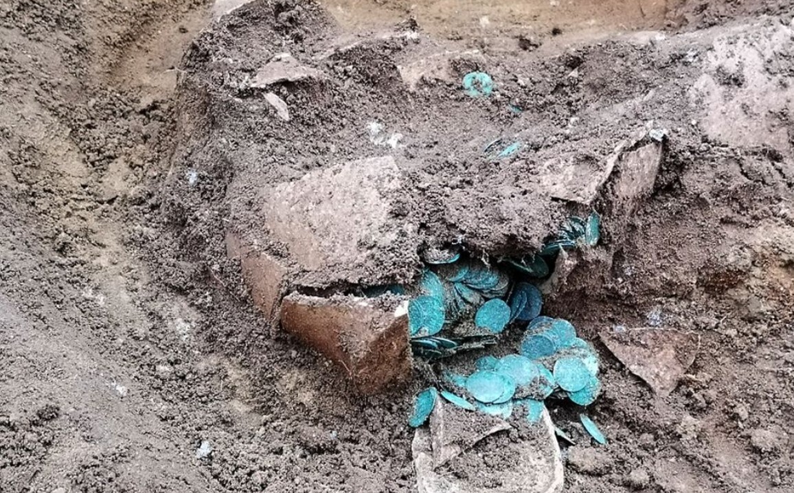 کشف بزرگترین گنج تاریخ در زمین کشاورزی + عکس کشف بزرگترین گنج تاریخ در زمین کشاورزی + عکس