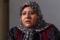 رابعه اسکویی با چهره‌ای شاد در یک رستوران