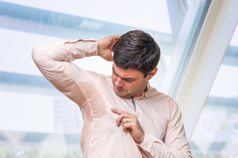 چه گیاهانی به کاهش بوی عرق کمک میکنند؟/ تعریق زیاد در چه مزاجی طبیعی است؟/ چرا برخی افراد اصلاً عرق نمیکنند؟