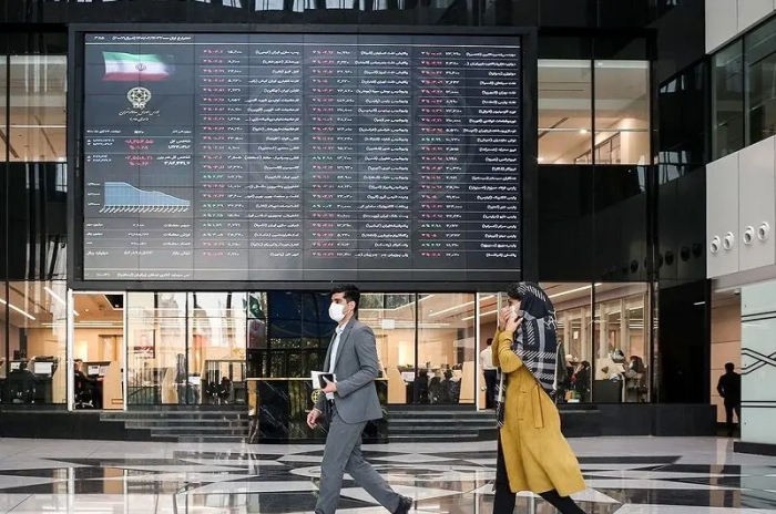 لباس قرمز بر تن بورس