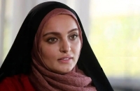 نیلوفر پارسا با چهره‌ای غمگین در فرودگاه