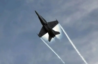 ثبت یک لحظه جادویی؛ رنگین‌کمان بخار در نمایش هوایی جنگنده F-18