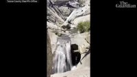 ببینید؛ نجات معجزه‌آسا یک مرد پس از گرفتار شدن پشت آبشار