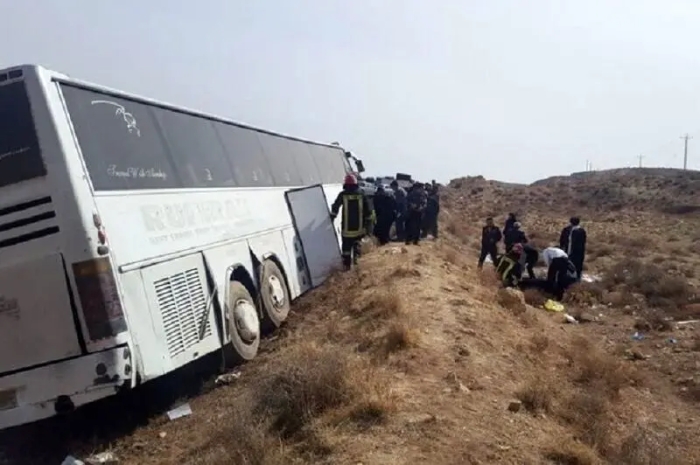 انحراف اتوبوس در شیراز؛ 22 نفر مصدوم شدند