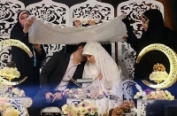 وام ازدواج غیرنقدی؛ کارت اعتباری روی میز عروس و داماد