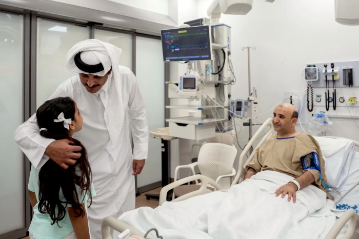 عکس؛ امیر قطر به عیادت مجروحان حمله اسراییل به دوحه رفت
