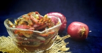 طرز تهیه پیاز پرورده؛ چاشنی بی‌نظیر کباب و کتلت