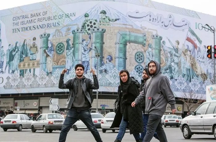 ظهور «بی‌یقه»‌ها/ نسل زد؛ تیشرت‌پوش‌هایی که قواعد کار را عوض کردند