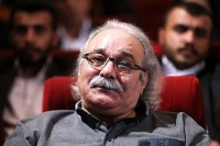 محمد کاسبی: با دستگاه اکسیژن، زندگی می‌کنم و از کمر به پایین توان حرکت ندارم!