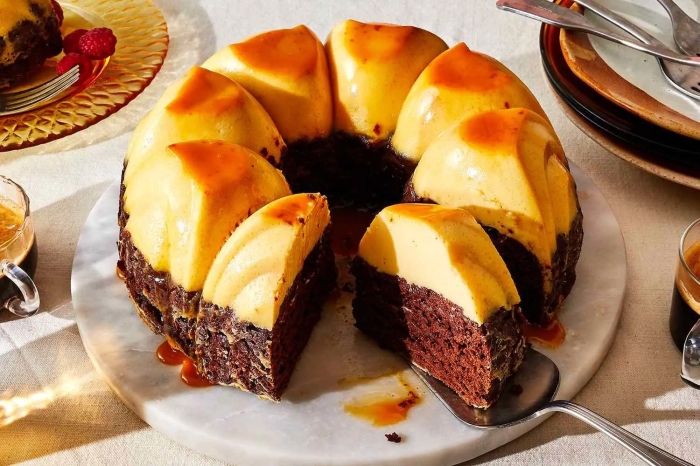 طرز تهیه کیک کارامل سوئدی؛ ترکیب جذاب شکلات و کارامل
