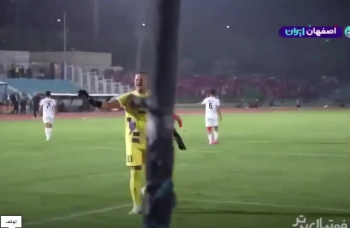 ببینید؛ جنجال و پرخاش گلر پرحاشیه پرسپولیسی به عالیشاه