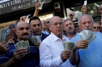 سر خریداران دلار‌ کلاه رفت