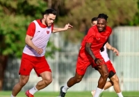 هواداران شاهد هستند؛ خارجی‌های پرسپولیس تا دیروقت درحال دور دور و تفریح!