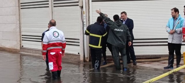 آب گرفتگی 35 واحد مسکونی در بندرانزلی/ اکیپ‌های امدادی در حال تخلیه آب منازل هستند