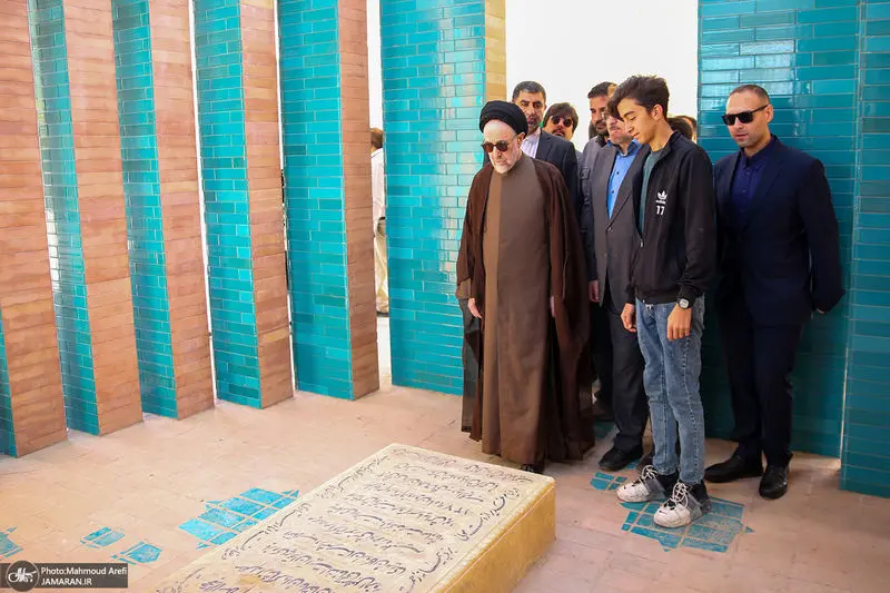 حضور+سید+محمد+خاتمی+بر+مزار+آیت+الله+سید+روح+الله+خاتمی+(ره)