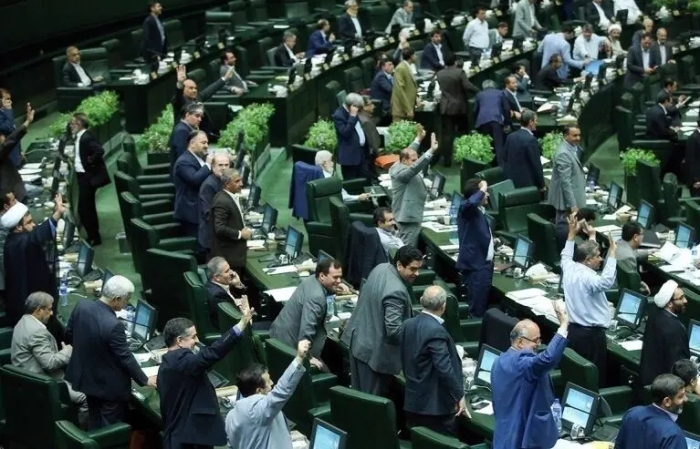 پاتک تندروها علیه روحانی/ این نمایندگان شمشیر را برای دولت پزشکیان هم از رو بستند