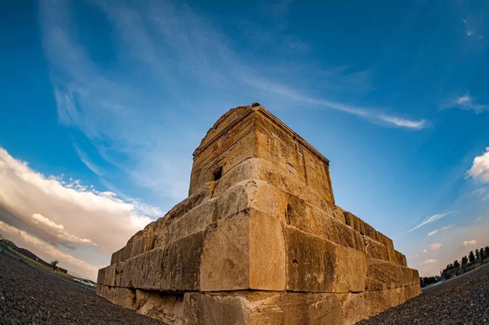 چرا آرامگاه کوروش را مقبره مادر سلیمان می‌خواندند؟