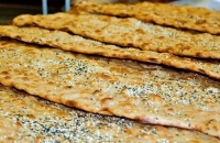 افزودن سبزی و کنجد به نان ممنوع می‌شود