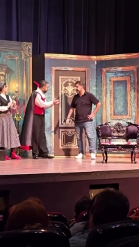 رفتار و توهین عجیب کارگردان و بازیگران روی صحنه تئاتر!