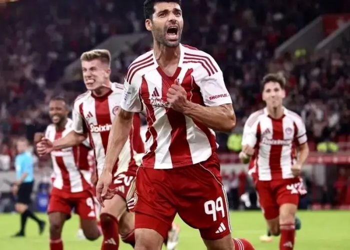 تصویر؛ خوشحالی گل طارمی روی پوستر بازی المپیاکوس