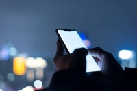 3 ویتامین برای محافظت شبکیه چشم از نور گوشی