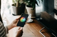 آیا شارژ طولانی گوشی واقعا به باتری آسیب می‌زند؟