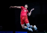 بستن بازوبند مشکی به خاطر درگذشت صابر کاظمی