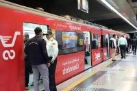 1 میلیارد تومان سرقت از سالمندان در مترو به بهانه کمک