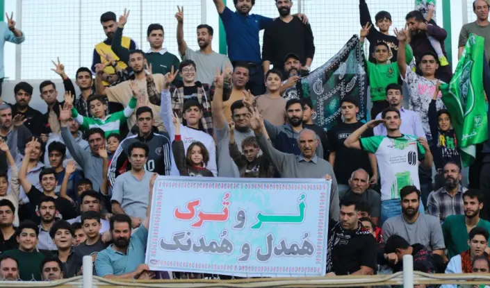 شعار-قشنگ-خیبریها-برای-تراکتور-درس-بزرگ-قومیتها-به-مرزهای-فوتبال-ایران-عکس-خبرورزشی-11-08-2025_07_37_PM