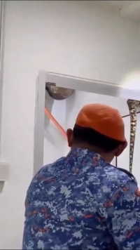 مار غول‌پیکر در سقف حمام، یک خانواده را وحشت‌زده کرد