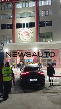 ببینید؛ یونانی‌ها انگشت به دهان از استون مارتین سوپرلاکچری مهدی طارمی!