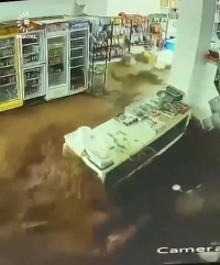 لحظه ورود سیل ویرانگر به یک فروشگاه در چمچمال