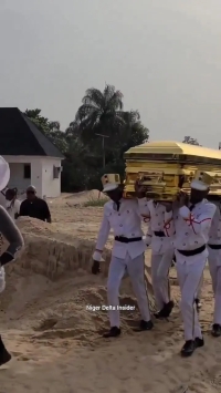 روحانی مشهور مادر 104 ساله‌اش را در تابوتی با روکش طلا به خاک سپرد