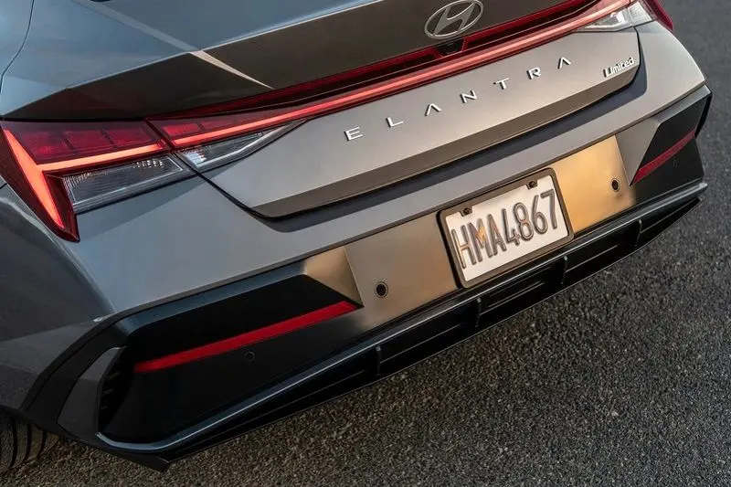 نمای عقب هیوندای النترا