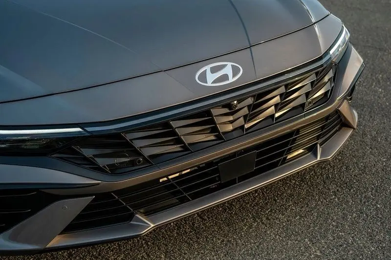 جلو پنجره هیوندای النترا