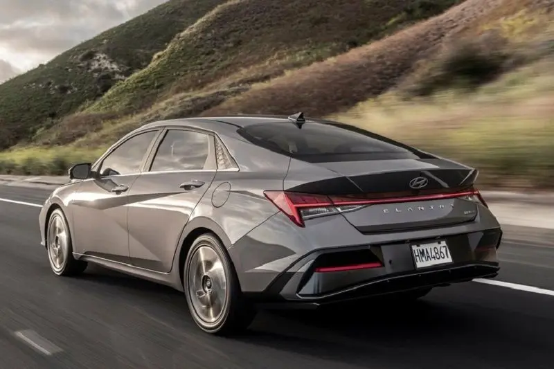 نمای جانبی هیوندای النترا