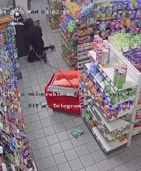 سرقت دستگاه خودپرداز یک فروشگاه با خودرو سرقتی