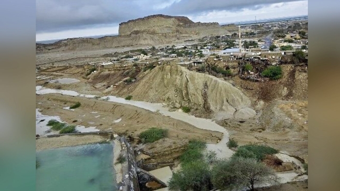 این سد پس از بارش‌ها ترک برداشت؛ جمعیت زیادی در خطر سیل قرار دارند!+ فیلم