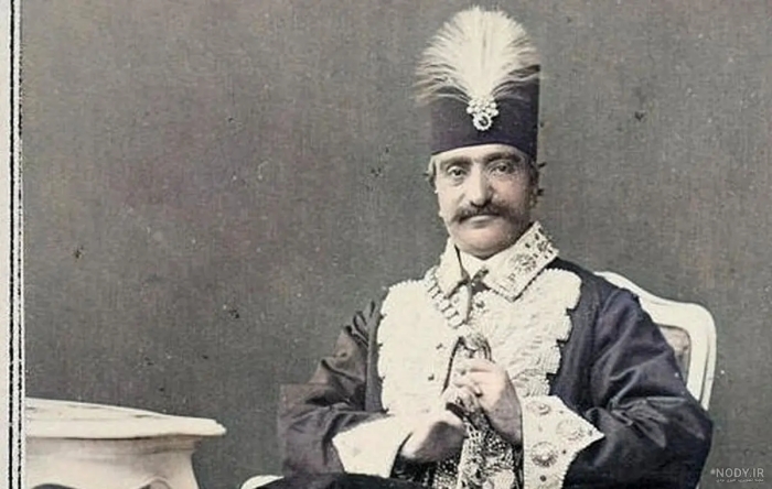 وقتی ناصرالدین‌شاه برای اولین بار موز دید، عین خوشه انگور اما میوه‌اش مثل بامیا است
