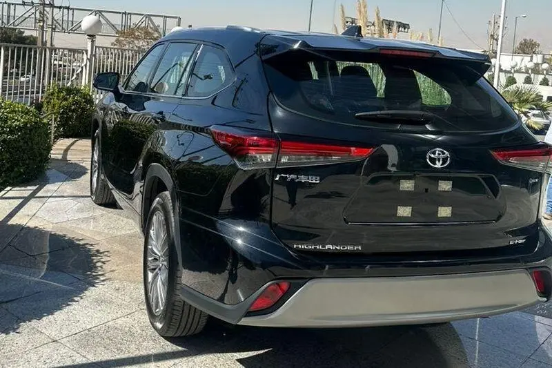 نمای عقب تویوتا هایلندر هیبریدی