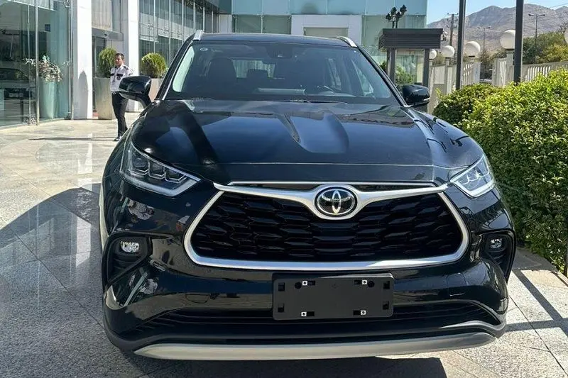 نمای جلو تویوتا هایلندر هیبریدی