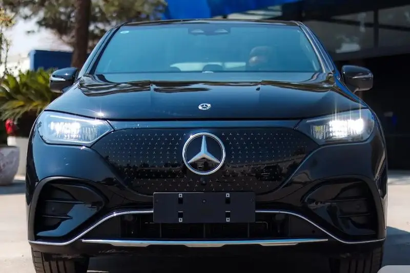 نمای جلو بنز EQE 500