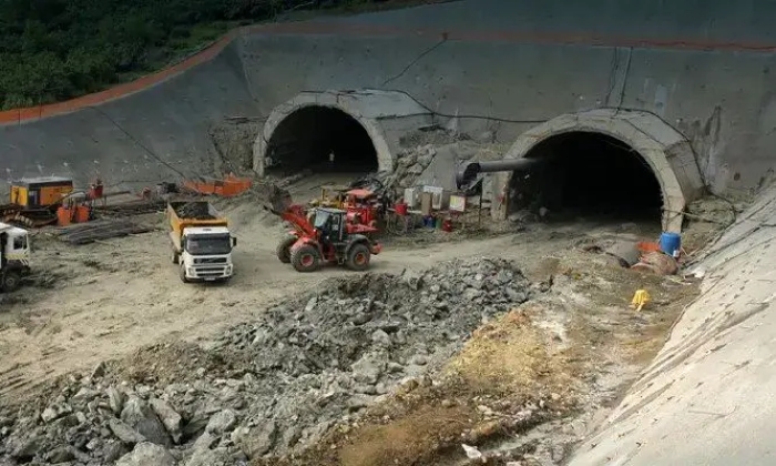 اگر در تهران یک فرغون خاک جابه‌جا شود، با آن برخورد می‌کنند/ چگونه در این ابعاد تونل زیر بازار حفر شده؟