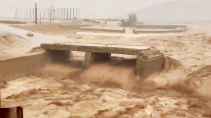 این پل مهم بر اثر سیلاب ویران شد؛ مردم از مسیرهای جایگزین تردد کنند+ فیلم