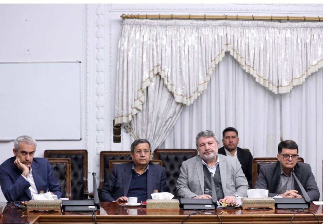 حضور همتی در جلسه رییس جمهور با فعالان اقتصادی