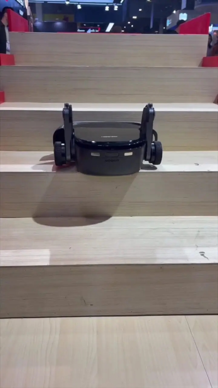 جاروبرقی رباتیکی که از پله ها بالا می رود