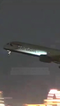 لحظه سقوط چرخ هواپیمای ایرباس هنگام برخاستن از فرودگاه