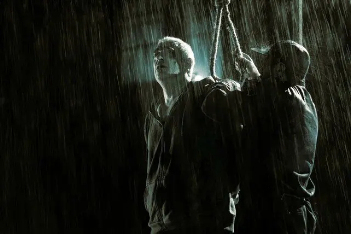 تصویر مهدی پاکدل در کنار طناب دار